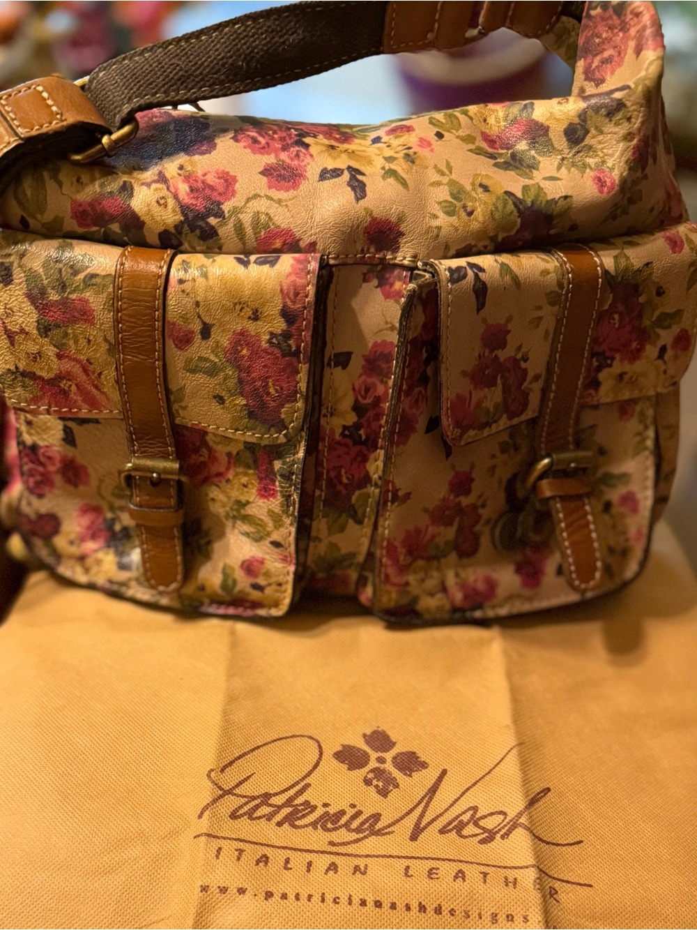 Patricia Nash Leuven
Crossbody Leather Handbag in Antique Rose Print